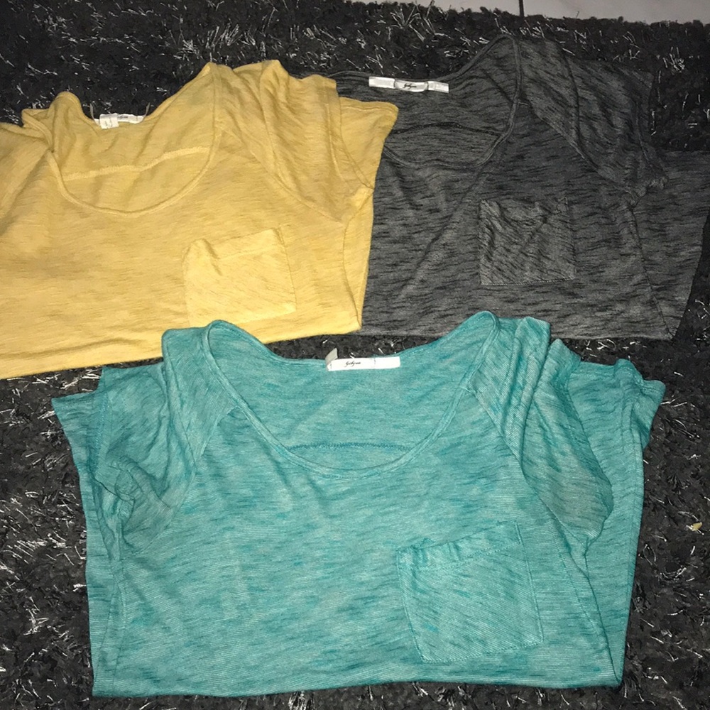 3 shirt of the same brand  regular T-shirt 😊